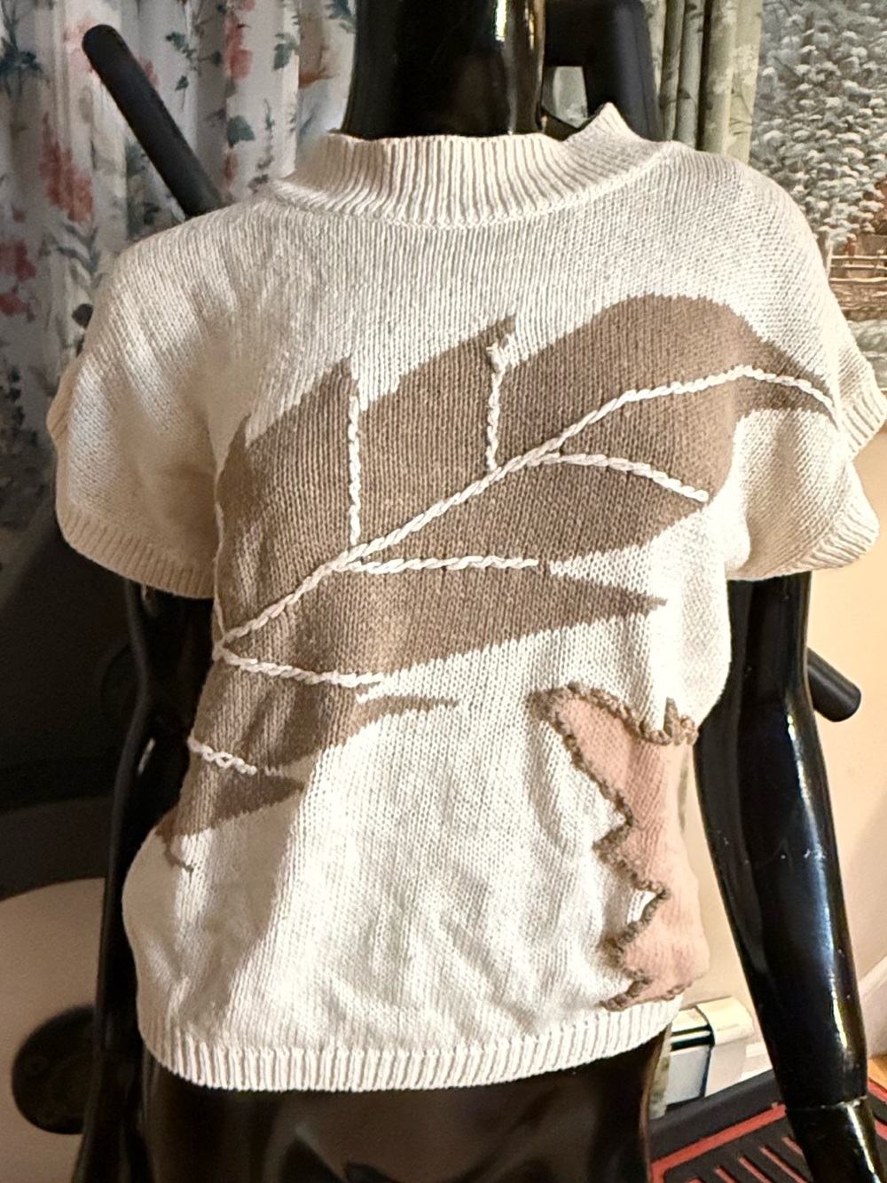 Cream Short-Sleeve Crewneck Sweater with Beige Leaf Motif